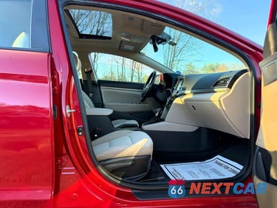Piąte zdjęcie samochodu w środku: 2017 HYUNDAI ELANTRA VALUE EDITION VIN:KMHD84LF2HU423289 - miniatura