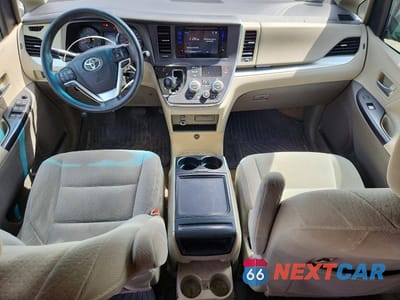Zdjęcie 8 z 13 samochodu: 2017 TOYOTA SIENNA LE VIN:5TDKZ3DCXHS816680 - miniatura