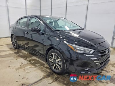 Czwarte zdjęcie samochodu z boku: 2025 NISSAN VERSA SV VIN:3N1CN8EV3SL890049 - miniatura