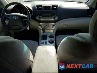 Zdjęcie 8 z 13 samochodu: 2012 TOYOTA HIGHLANDER BASE VIN:5TDBK3EHXCS138164 - miniatura