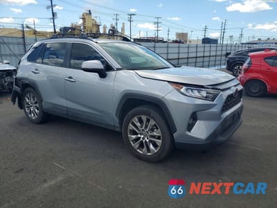 Czwarte zdjęcie samochodu z boku: 2021 TOYOTA RAV4 XLE PREMIUM VIN:2T3C1RFVXMC111255 - miniatura