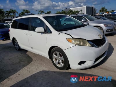 Czwarte zdjęcie samochodu z boku: 2012 TOYOTA SIENNA LE VIN:5TDKK3DC5CS249663 - miniatura