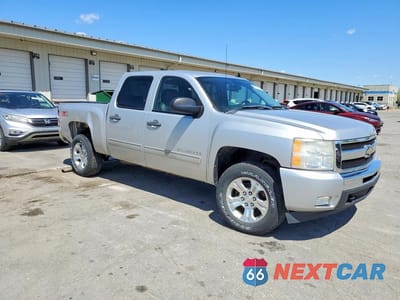 Czwarte zdjęcie samochodu z boku: 2011 CHEVROLET SILVERADO K1500 LT VIN:1GCPKSE34BF200144 - miniatura