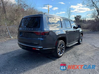 Trzecie zdjęcie samochodu z tyłu: 2022 JEEP WAGONEER SERIES II VIN:1C4SJVBT4NS129042 - miniatura