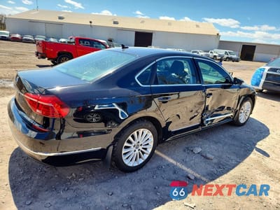 Trzecie zdjęcie samochodu z tyłu: 2016 VOLKSWAGEN PASSAT SE VIN:1VWBT7A31GC065284 - miniatura