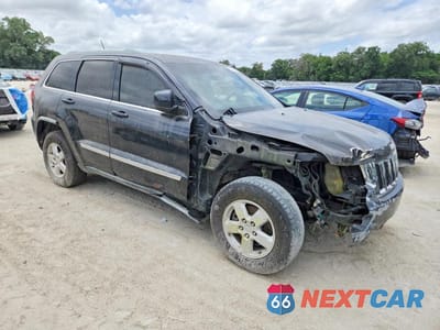 Czwarte zdjęcie samochodu z boku: 2011 JEEP GRAND CHEROKEE LAREDO VIN:1J4RS4GG6BC554117 - miniatura