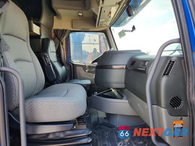 Piąte zdjęcie samochodu w środku: 2022 VOLVO VNL SEMI TRUCK VIN:4V4NC9EH8NN303803 - miniatura