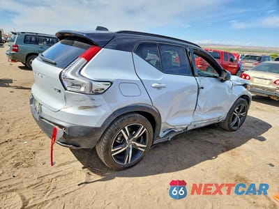 Trzecie zdjęcie samochodu z tyłu: 2022 VOLVO XC40 T5 R-DESIGN VIN:YV4162UM1N2690555 - miniatura