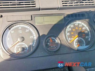 Zdjęcie 8 z 10 samochodu: 2018 FREIGHTLINER CASCADIA 113 SEMI TRUCK VIN:3AKBGADVXJSJL4365 - miniatura