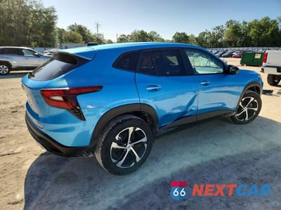 Trzecie zdjęcie samochodu z tyłu: 2025 CHEVROLET TRAX 1RS VIN:KL77LGEP9SC330903 - miniatura