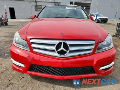 Piąte zdjęcie samochodu w środku: 2014 MERCEDES-BENZ C 250 VIN:WDDGF4HB1EA945136 - miniatura