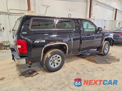 Trzecie zdjęcie samochodu z tyłu: 2011 CHEVROLET SILVERADO K1500 VIN:1GCNKPE06BZ205631 - miniatura