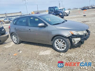 Czwarte zdjęcie samochodu z boku: 2011 KIA FORTE5 EX VIN:KNAFU5A2XB5408780 - miniatura