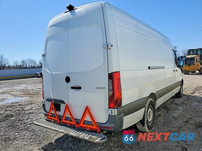 Trzecie zdjęcie samochodu z tyłu: 2019 MERCEDES BENZ SPRINTER 2500 DELIVERY VAN VIN:WD3PF1CD6KP051606 - miniatura