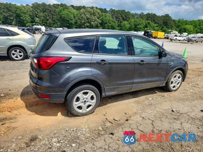 Trzecie zdjęcie samochodu z tyłu: 2019 FORD ESCAPE S VIN:1FMCU0F7XKUA11682 - miniatura