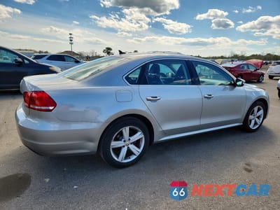 Trzecie zdjęcie samochodu z tyłu: 2013 VOLKSWAGEN PASSAT SE VIN:1VWBP7A35DC077437 - miniatura