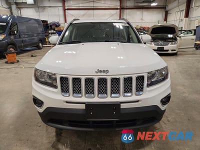 Piąte zdjęcie samochodu w środku: 2017 JEEP COMPASS LATITUDE VIN:1C4NJCEA4HD118059 - miniatura