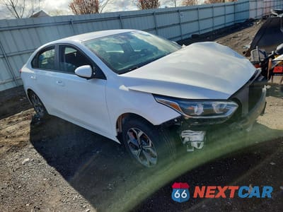 Czwarte zdjęcie samochodu z boku: 2019 KIA FORTE LXS VIN:3KPF24AD4KE124621 - miniatura