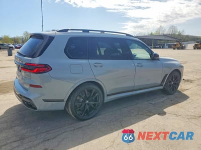 Trzecie zdjęcie samochodu z tyłu: 2026 BMW X7 M60I VIN:5UX33EM01T9075431 - miniatura