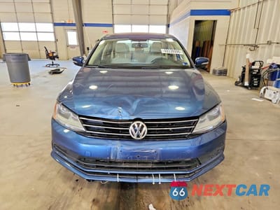 Piąte zdjęcie samochodu w środku: 2017 VOLKSWAGEN JETTA SE VIN:3VWDB7AJ0HM202726 - miniatura