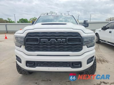 Piąte zdjęcie samochodu w środku: 2023 RAM 2500 LIMITED VIN:3C6UR5TLXPG567842 - miniatura