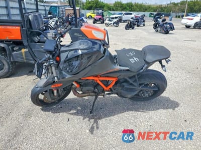 Trzecie zdjęcie samochodu z tyłu: 2020 KTM 1290 SUPER DUKE R VIN:VBKV39408LM925729 - miniatura