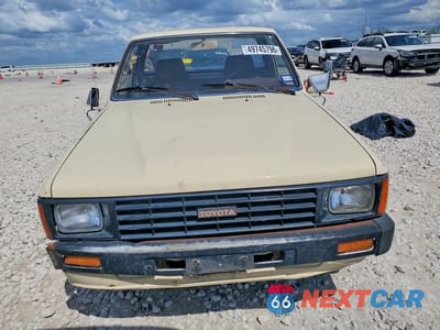 Piąte zdjęcie samochodu w środku: 1984 TOYOTA PICKUP BASE VIN:JT4RN55R9E0046284 - miniatura