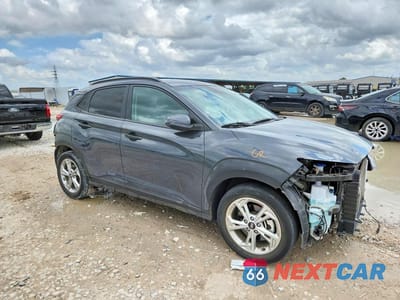 Czwarte zdjęcie samochodu z boku: 2023 HYUNDAI KONA SEL VIN:KM8K6CAB5PU022874 - miniatura