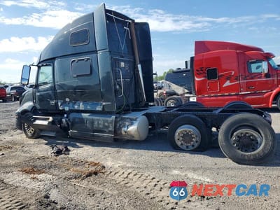 Trzecie zdjęcie samochodu z tyłu: 2022 VOLVO VNL SEMI TRUCK VIN:4V4NC9EHXNN603035 - miniatura