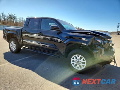 Czwarte zdjęcie samochodu z boku: 2026 TOYOTA TACOMA SR5 VIN:3TMLB5JNXTM210511 - miniatura