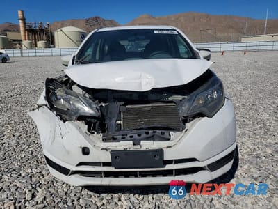 Piąte zdjęcie samochodu w środku: 2018 NISSAN VERSA NOTE S VIN:3N1CE2CP3JL354931 - miniatura