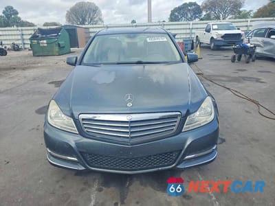 Piąte zdjęcie samochodu w środku: 2014 MERCEDES-BENZ C 300 4MATIC VIN:WDDGF8AB2ER302913 - miniatura