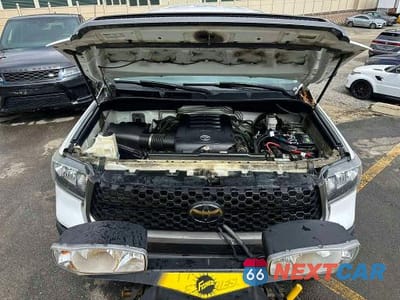 Piąte zdjęcie samochodu w środku: 2018 TOYOTA TUNDRA SR VIN:5TFUY5F19JX762520 - miniatura