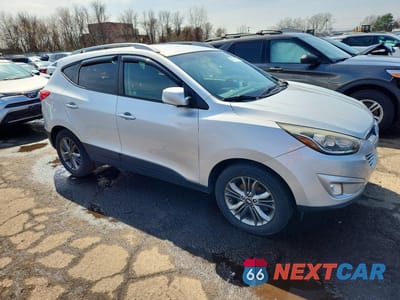 Czwarte zdjęcie samochodu z boku: 2015 HYUNDAI TUCSON SE VIN:KM8JUCAG9FU972277 - miniatura