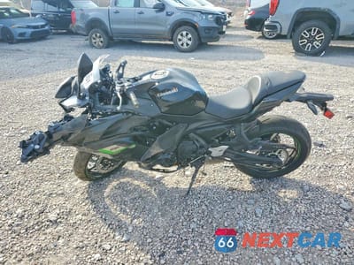 Trzecie zdjęcie samochodu z tyłu: 2025 KAWASAKI EX650 R VIN:ML5EXER1XSDAF6509 - miniatura