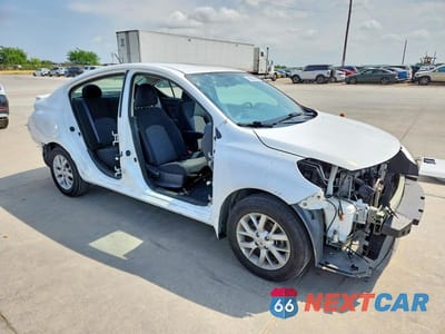 Czwarte zdjęcie samochodu z boku: 2019 NISSAN VERSA SV VIN:3N1CN7AP3KL819581 - miniatura