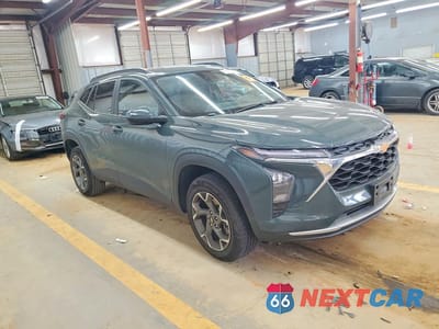 Czwarte zdjęcie samochodu z boku: 2025 CHEVROLET TRAX 1LT VIN:KL77LHEP7SC157761 - miniatura