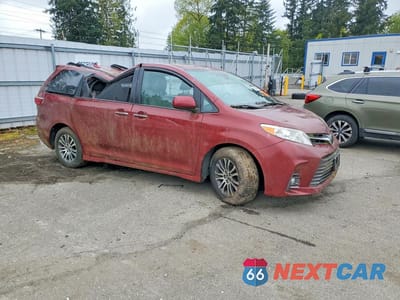 Czwarte zdjęcie samochodu z boku: 2019 TOYOTA SIENNA XLE 8-PASSENGER VIN:5TDYZ3DC0KS010302 - miniatura