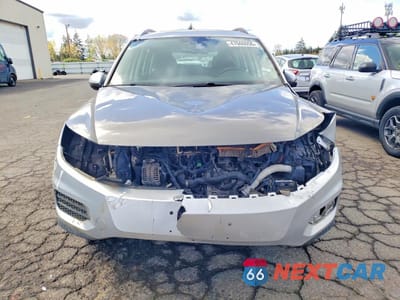 Piąte zdjęcie samochodu w środku: 2017 VOLKSWAGEN TIGUAN S VIN:WVGAV7AX9HK029325 - miniatura