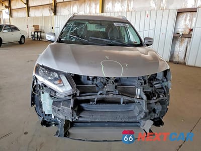 Piąte zdjęcie samochodu w środku: 2018 NISSAN ROGUE SV VIN:KNMAT2MT3JP584480 - miniatura