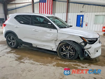 Czwarte zdjęcie samochodu z boku: 2023 VOLVO XC40 CORE VIN:YV4L12UV1P2910747 - miniatura