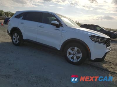 Czwarte zdjęcie samochodu z boku: 2022 KIA SORENTO LX VIN:5XYRG4LC4NG116447 - miniatura