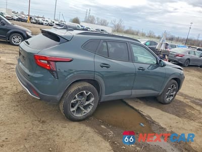 Trzecie zdjęcie samochodu z tyłu: 2026 CHEVROLET TRAX 1LT VIN:KL77LHEP9TC059980 - miniatura