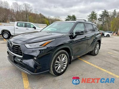 2023 TOYOTA HIGHLANDER PLATINUM 5TDKDRBHXPS034006 - główne zdjęcie licytacji z USA - miniatura