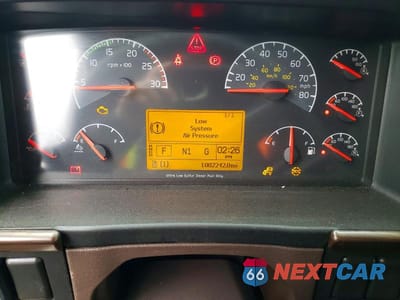 Zdjęcie 8 z 10 samochodu: 2015 VOLVO VNL SEMI TRUCK VIN:4V4NC9EH5FN911604 - miniatura