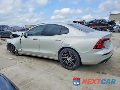 Drugie zdjęcie samochodu z przodu: 2019 VOLVO S60 T6 MOMENTUM VIN:7JRA22TK7KG003545 - miniatura