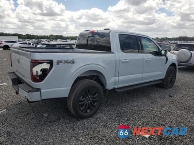Trzecie zdjęcie samochodu z tyłu: 2025 FORD F150 LARIAT VIN:1FTFW5L85SKF05028 - miniatura