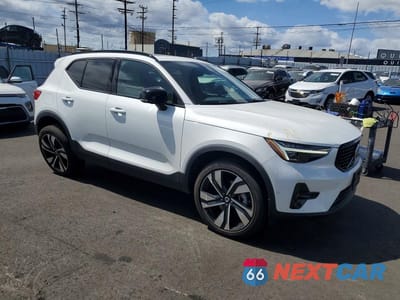 Czwarte zdjęcie samochodu z boku: 2024 VOLVO XC40 PLUS VIN:YV4L12UL7R2362268 - miniatura