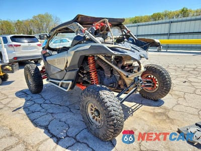 Trzecie zdjęcie samochodu z tyłu: 2023 CAN-AM MAVERICK X3 UTILITY VEHICLE VIN:3JBVWAV40PE000316 - miniatura
