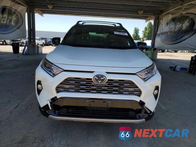 Piąte zdjęcie samochodu w środku: 2019 TOYOTA RAV4 XSE VIN:JTMEWRFV8KJ017072 - miniatura